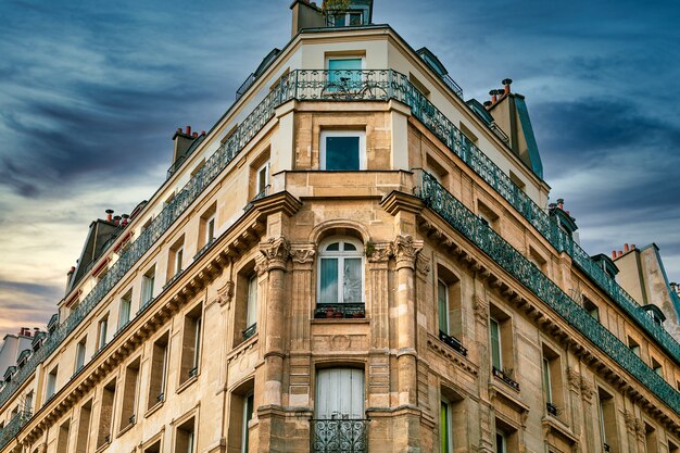 Inquadratura dal basso di una bellissima struttura architettonica storica a Parigi, Francia