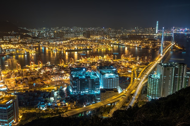 Inquadratura dall'alto delle splendide luci e degli edifici della città catturati di notte a Hong Kong