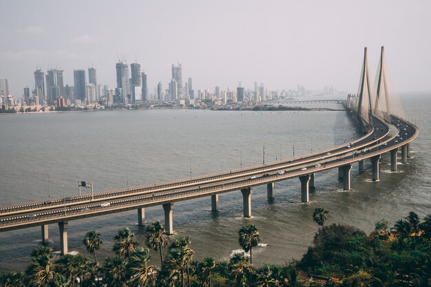 Inquadratura dall'alto di Bandra Worli sealink a Mumbai avvolta dalla nebbia