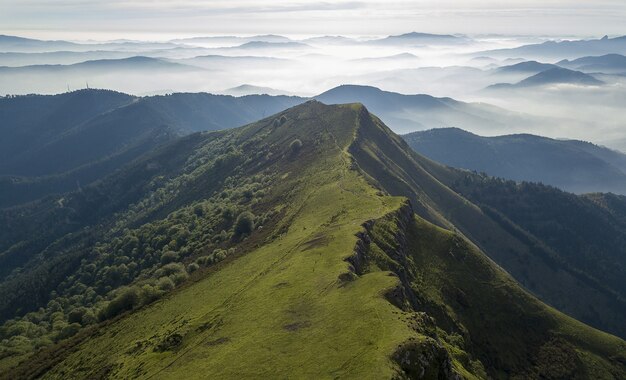 Inquadratura dall'alto di un bellissimo paesaggio montuoso con colline sotto un cielo nuvoloso