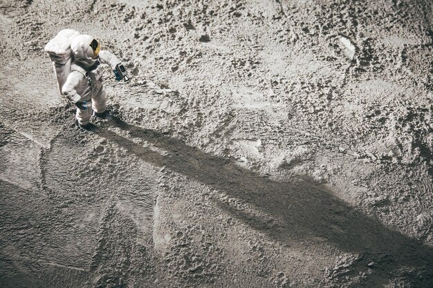 Inquadratura dall'alto di un giocattolo in miniatura di un astronauta sulla luna