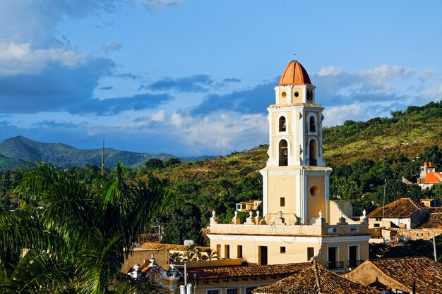 Inquadratura dall'alto di un paesaggio urbano con edifici storici colorati a Cuba