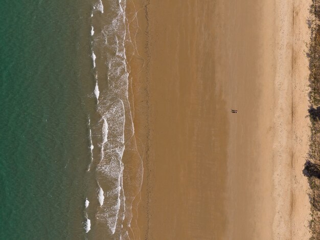 Inquadratura dall'alto di una spiaggia con una piccola città sulla riva