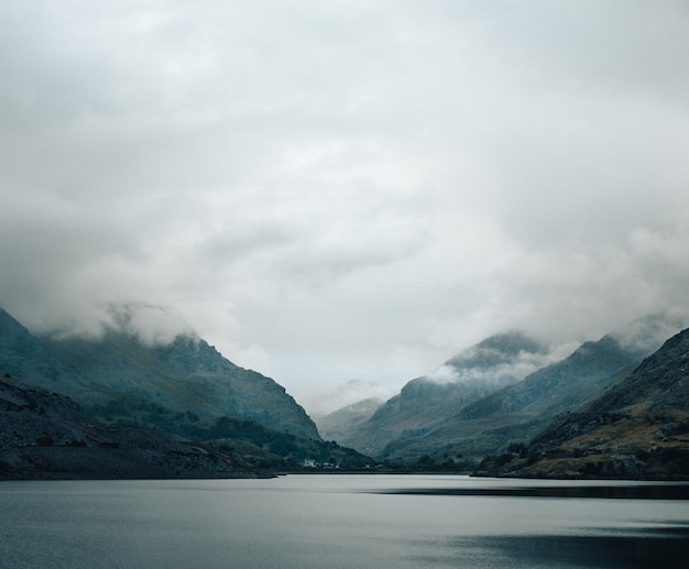 Inquadratura del bellissimo lago, montagne nebbiose sullo sfondo