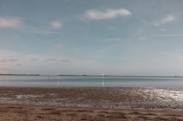 Inquadratura del mare calmo dalla spiaggia di Sandsfoot nel Dorset, Regno Unito