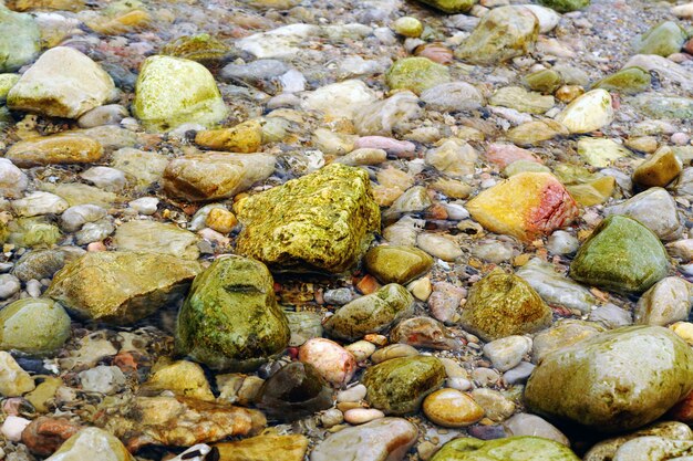 Inquadratura della spiaggia ricoperta di rocce multicolori