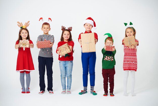 Inquadratura di bambini che mostrano il loro regalo di Natale