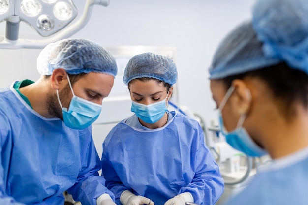 Inquadratura di un team di chirurghi che esegue un intervento chirurgico in una sala operatoria