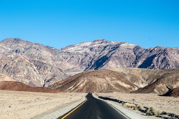 Inquadratura di una strada vicino alle massicce montagne nel Parco Nazionale della Valle della Morte, California USA