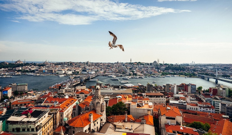 Foto gratuito inquadratura di una vista panoramica della città presa dalla cima della torre nella città di istanbul