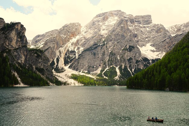 Inquadratura orizzontale del Lago di Braies nel Parco Naturale Fanes-Senns-Braies situato in Alto Adige, Italia