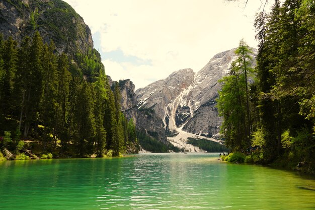 Inquadratura orizzontale del Lago di Braies nel Parco Naturale Fanes-Senns-Braies situato in Alto Adige, Italia