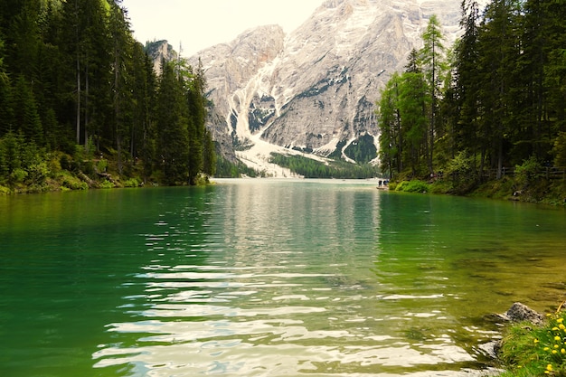 Inquadratura orizzontale del Lago di Braies nel Parco Naturale Fanes-Senns-Braies situato in Alto Adige