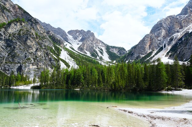 Inquadratura orizzontale del lago di Braies