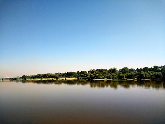 Inquadratura orizzontale del lago e delle fitte foreste sulla sua riva a Varsavia, Polonia