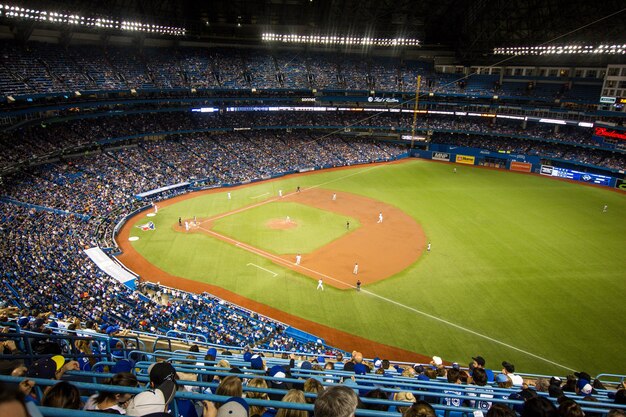 Inquadratura orizzontale dell'affollato stadio di baseball degli Yankee e dei giocatori nel campo