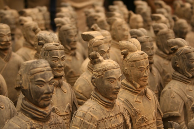 Inquadratura selettiva delle sculture di guerrieri dell'Esercito di Terracotta
