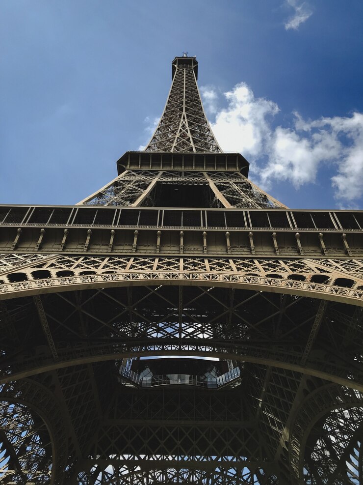 Foto gratuito inquadratura verticale dal basso della torre eiffel a parigi