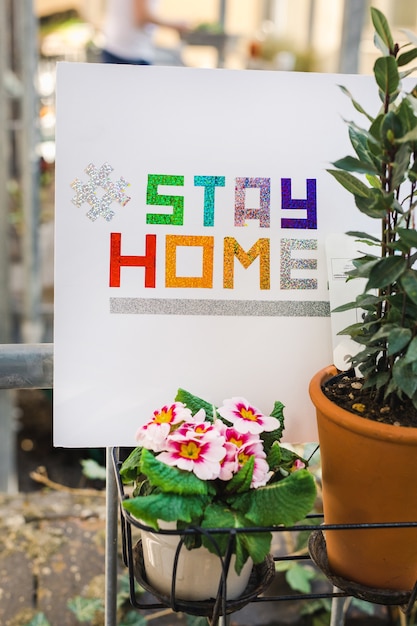 Inquadratura verticale di cartoncino bianco con un testo colorato di "STAY HOME"