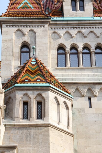 Inquadratura verticale di un grande edificio simile a un castello