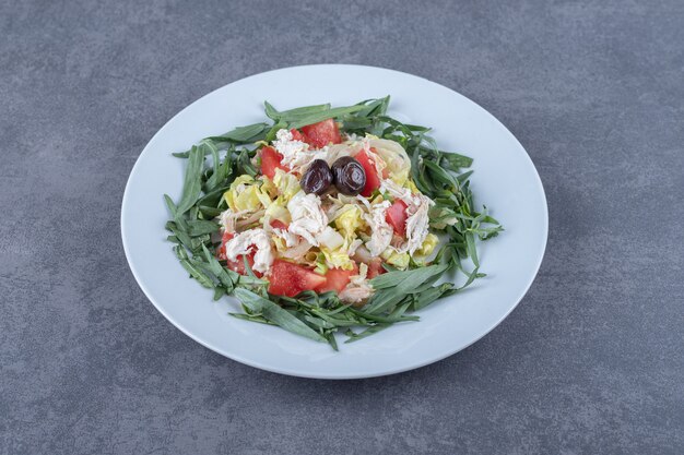 Insalata appetitosa fresca sul piatto bianco.