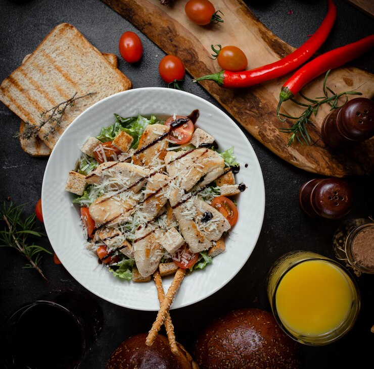 Foto gratuito insalata caesar classica con parmigiano grattugiato