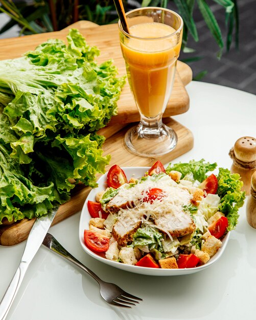 Insalata Caesar con erbe laterali e succo di frutta