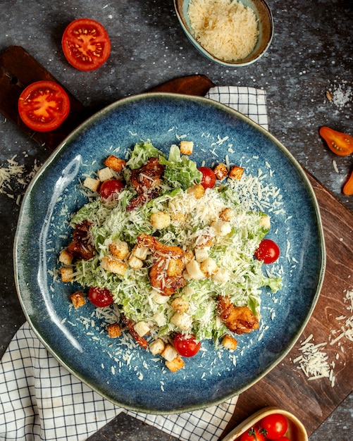 Insalata Caesar con pollo fritto e cracker