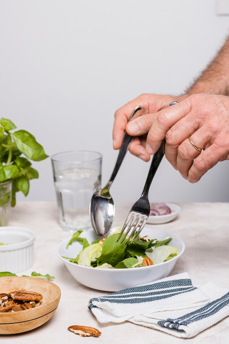 Foto gratuito insalata che getta con noci e stoffa