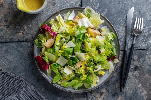 Insalata con bocconcini di pollo servita nel piatto. Avvicinamento