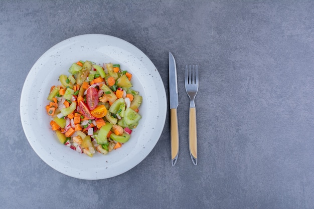 Insalata con erbe e verdure di stagione in vassoio