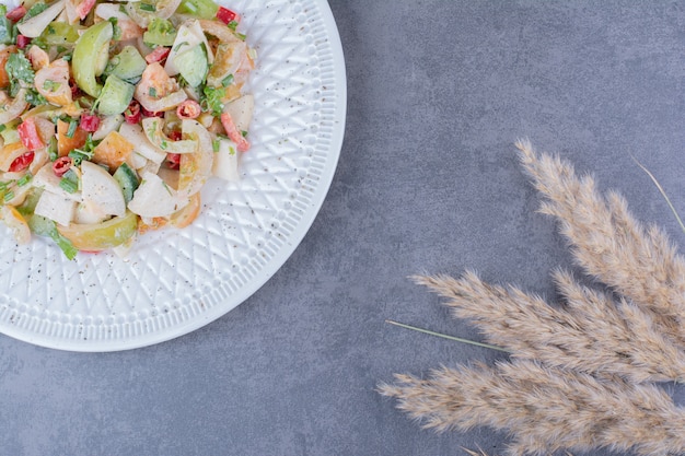 Insalata con erbe e verdure in un piatto