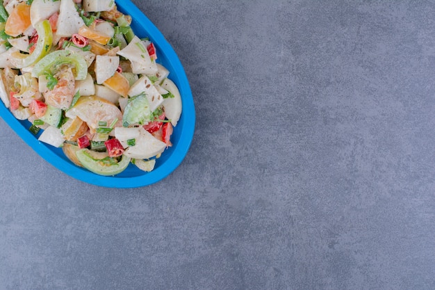 Insalata con erbe e verdure in un piatto