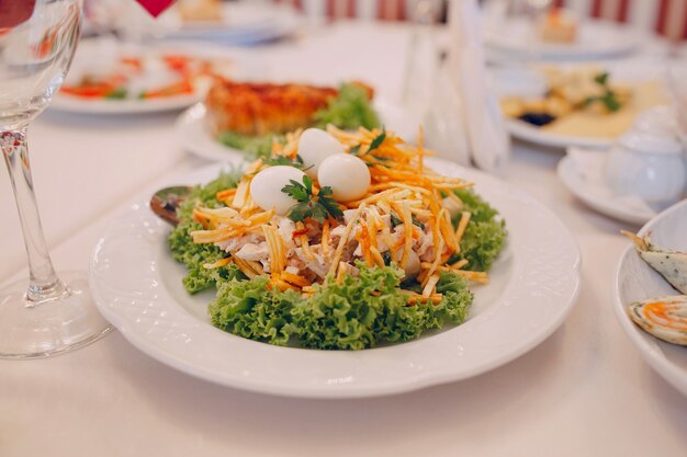 Insalata con formaggio e uova