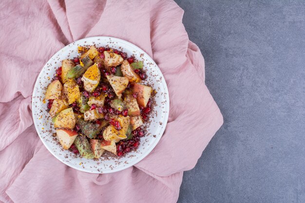 Insalata con frutta tritata, erbe e spezie