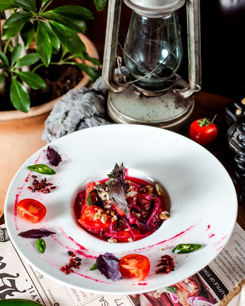 Insalata con le verdure e le noci del cavolo dei pomodori preparate con salsa