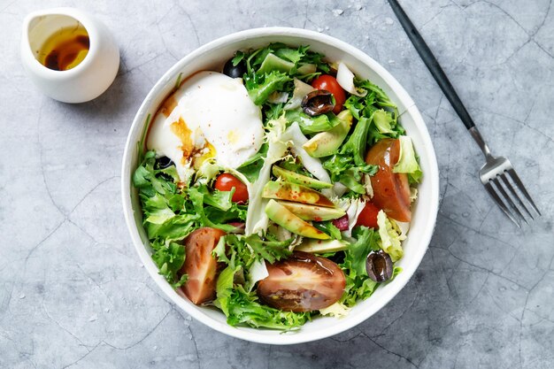 Insalata con mozzarella e avocado