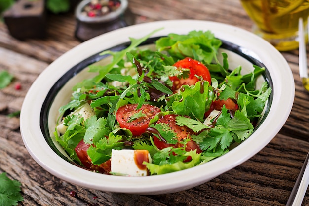 Insalata con pomodori, formaggio e coriandolo in salsa agrodolce. Cucina georgiana. Cibo salutare.