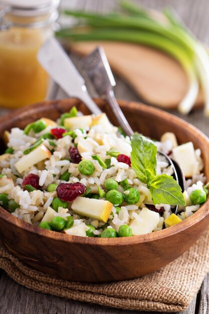 Insalata con riso, mela, mirtillo rosso e piselli