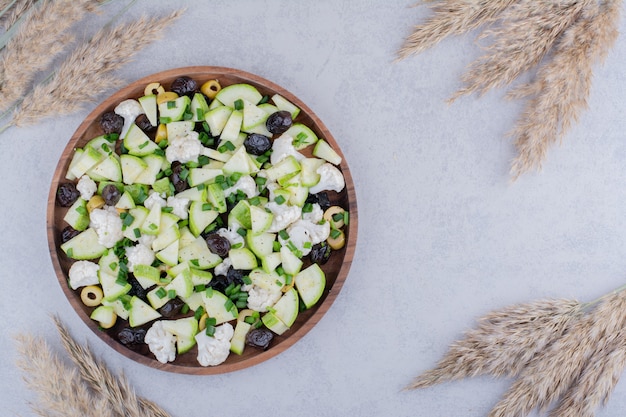 Insalata con verdure e olive nere