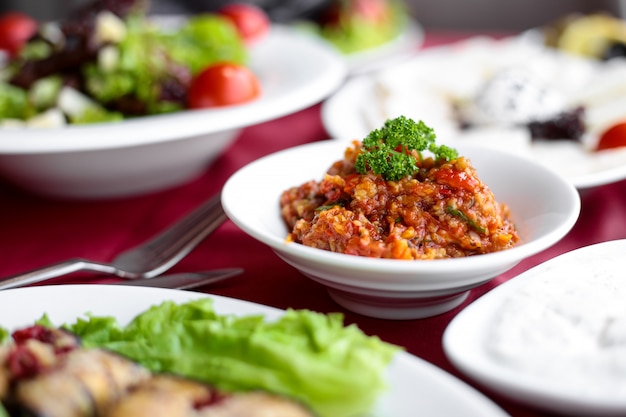 Insalata del barbecue di vista laterale su una tavola servita