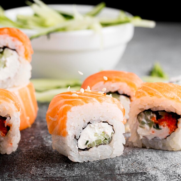 Insalata del primo piano e rotoli di sushi freschi