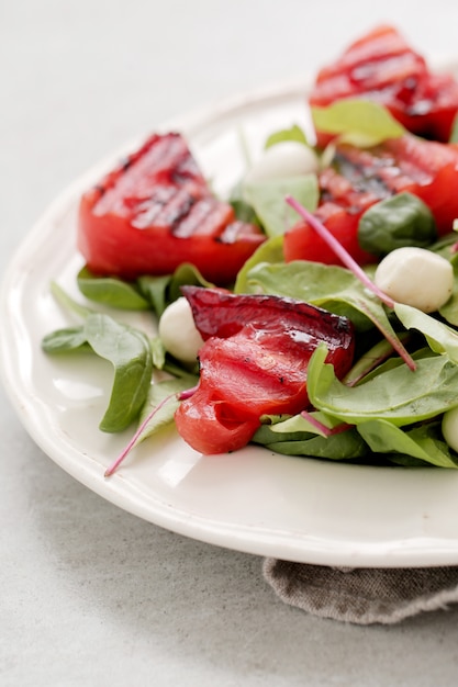 Insalata di anguria sul piatto bianco