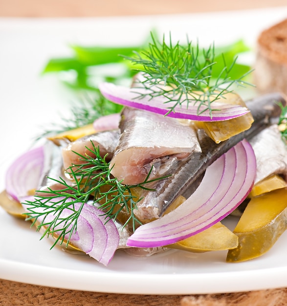 insalata di aringhe con cetrioli sottaceto e cipolle