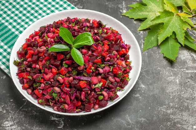 Insalata di barbabietola vinaigrette gustosa vista semi-superiore all'interno della piastra su sfondo scuro