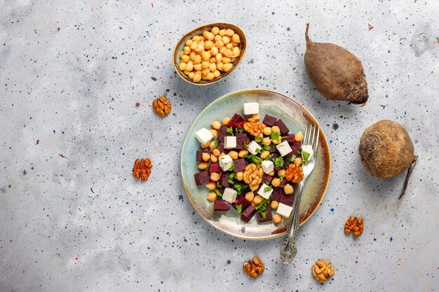 Insalata di barbabietole deliziosa con feta o formaggio di capra e ceci, vista superiore