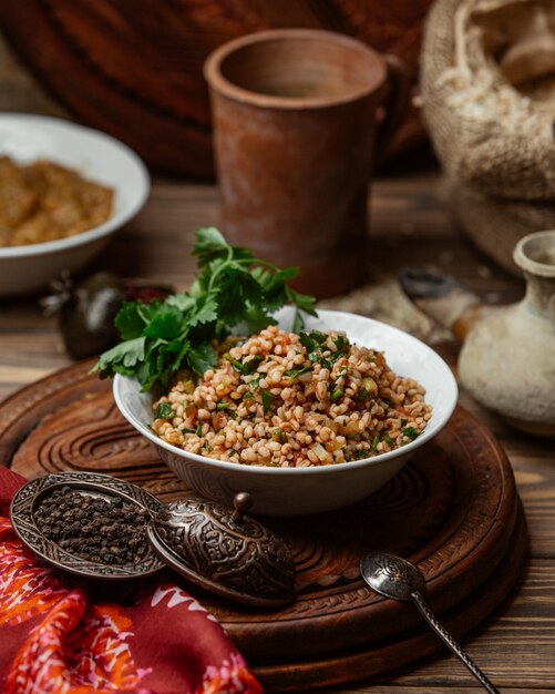 insalata di bulgur con pomodoro, menta e prezzemolo