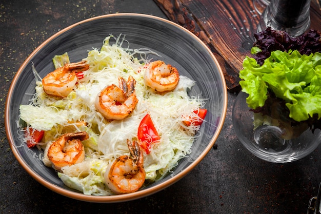 Insalata di caesar di vista laterale con gambero e lattuga fritti