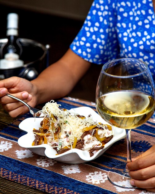 insalata di carne con peperoni, maionese e formaggio grattugiato