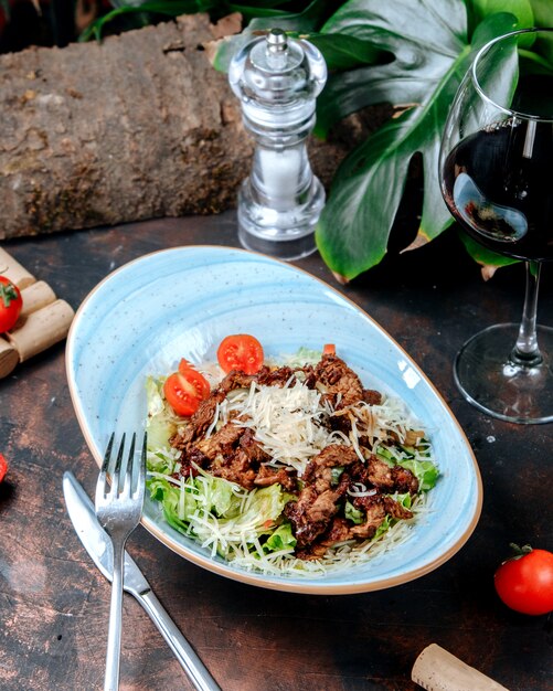 Insalata di carne con verdure sul tavolo